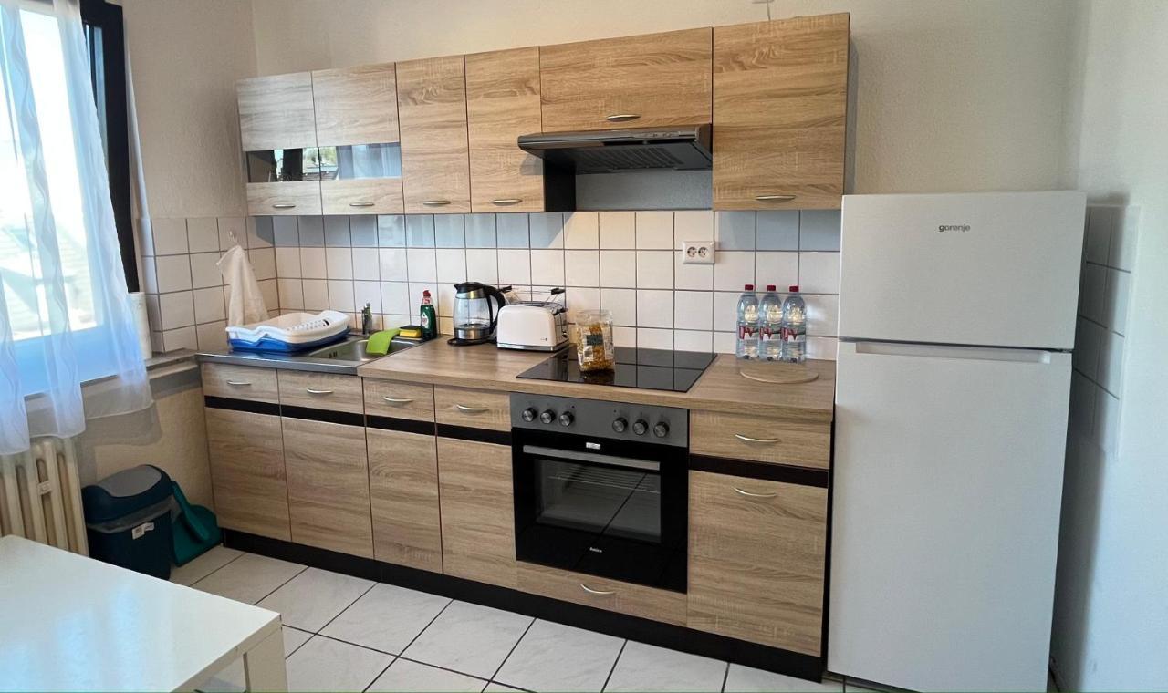 Zimmer Fuer Monteure, Handwerker Oder Reisende Essen Buitenkant foto