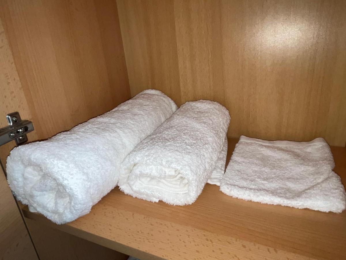 Zimmer Fuer Monteure, Handwerker Oder Reisende Essen Buitenkant foto