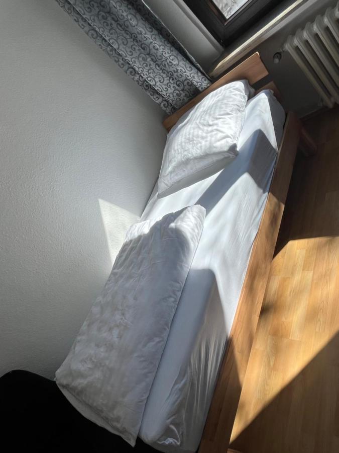 Zimmer Fuer Monteure, Handwerker Oder Reisende Essen Buitenkant foto