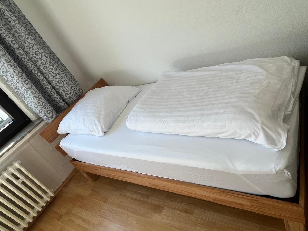 Zimmer Fuer Monteure, Handwerker Oder Reisende Essen Buitenkant foto