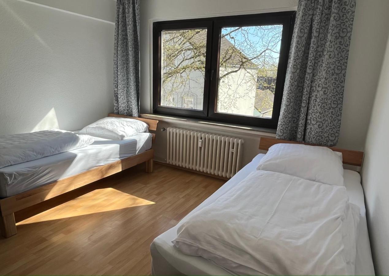 Zimmer Fuer Monteure, Handwerker Oder Reisende Essen Buitenkant foto