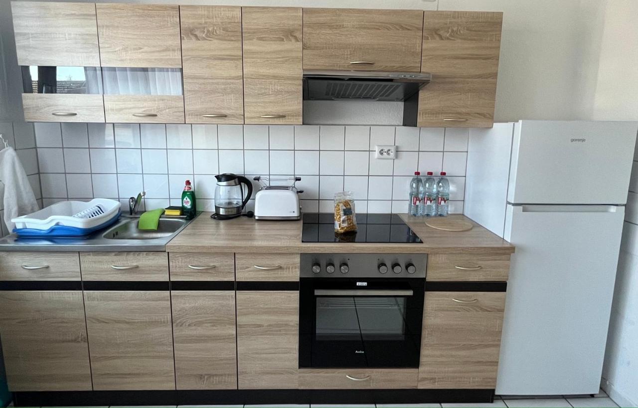 Zimmer Fuer Monteure, Handwerker Oder Reisende Essen Buitenkant foto