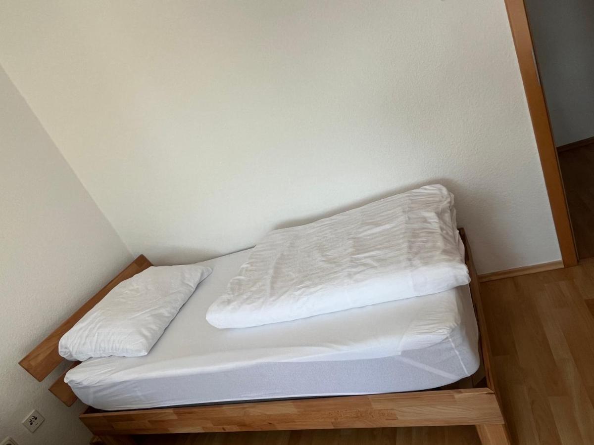 Zimmer Fuer Monteure, Handwerker Oder Reisende Essen Buitenkant foto