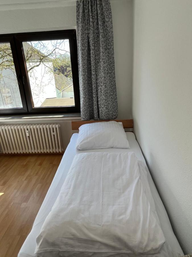 Zimmer Fuer Monteure, Handwerker Oder Reisende Essen Buitenkant foto