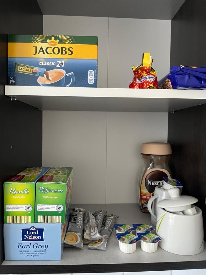 Zimmer Fuer Monteure, Handwerker Oder Reisende Essen Buitenkant foto